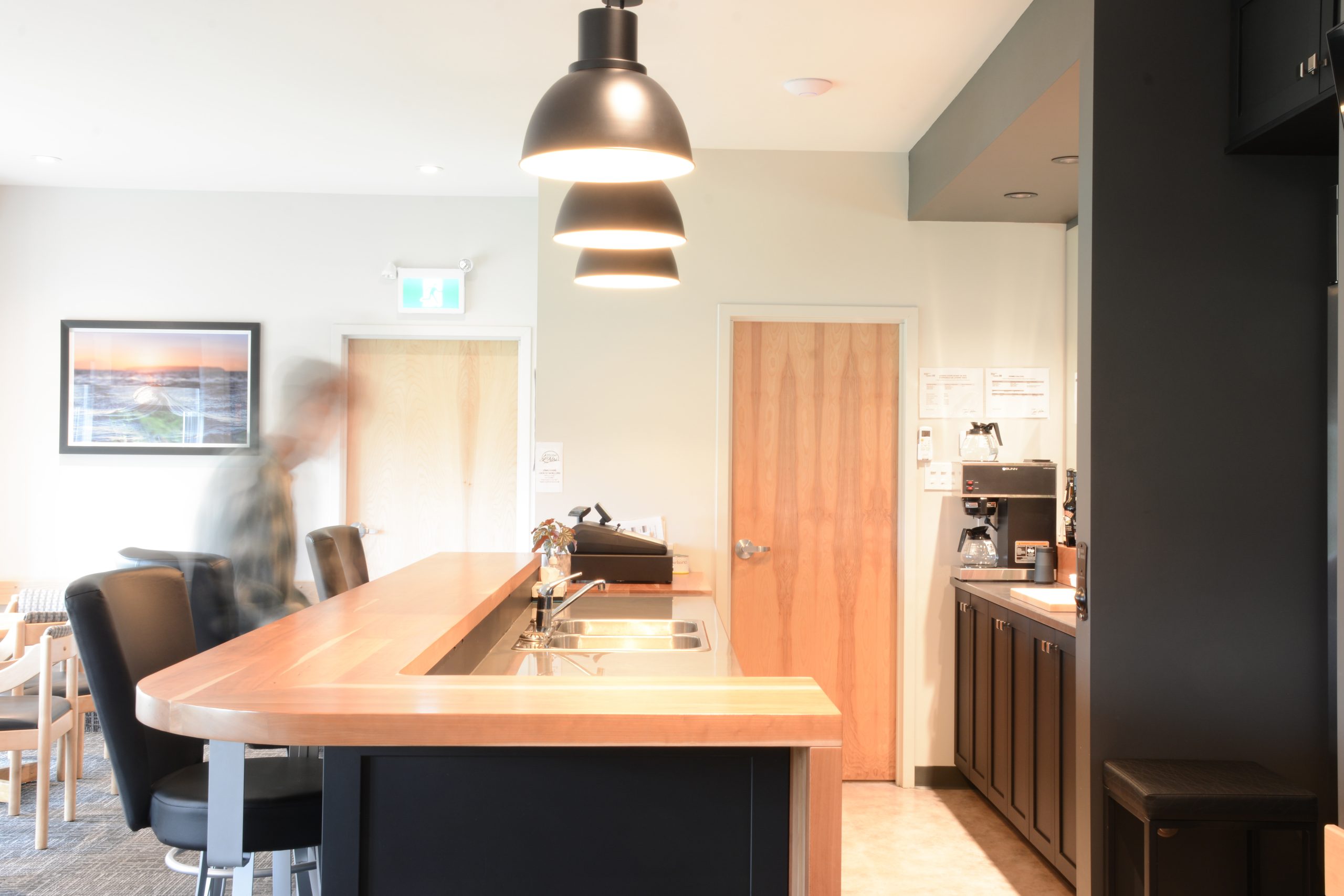 maille_atelier_collaboratif_motel_l'abri_carleton_sur_mer_mobilier_accueil_bar