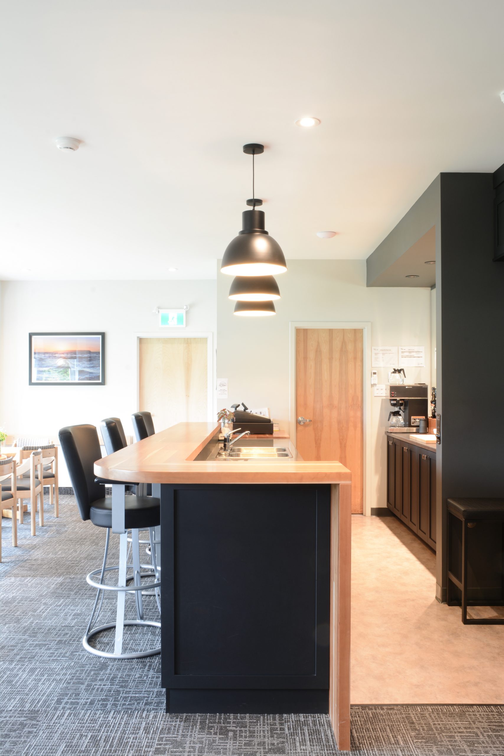 maille_atelier_collaboratif_motel_l'abri_carleton_sur_mer_mobilier_accueil_bar