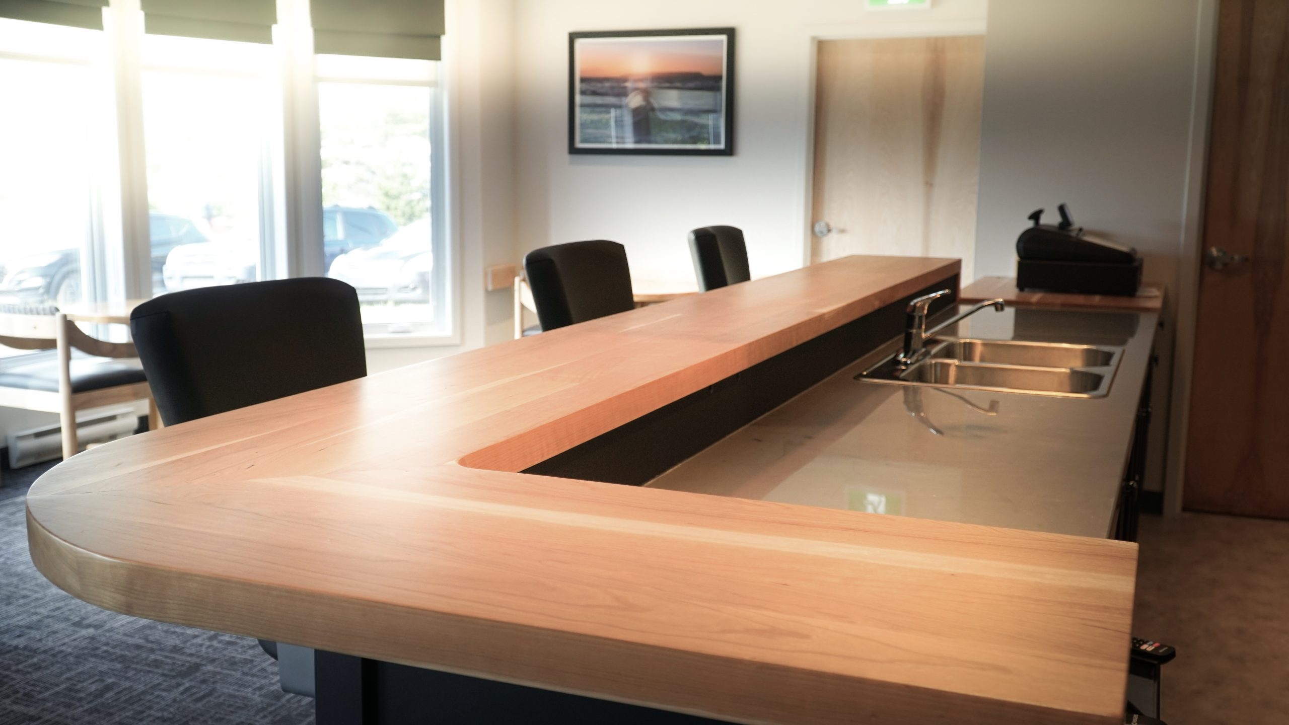 maille_atelier_collaboratif_motel_l'abri_carleton_sur_mer_mobilier_accueil_bar