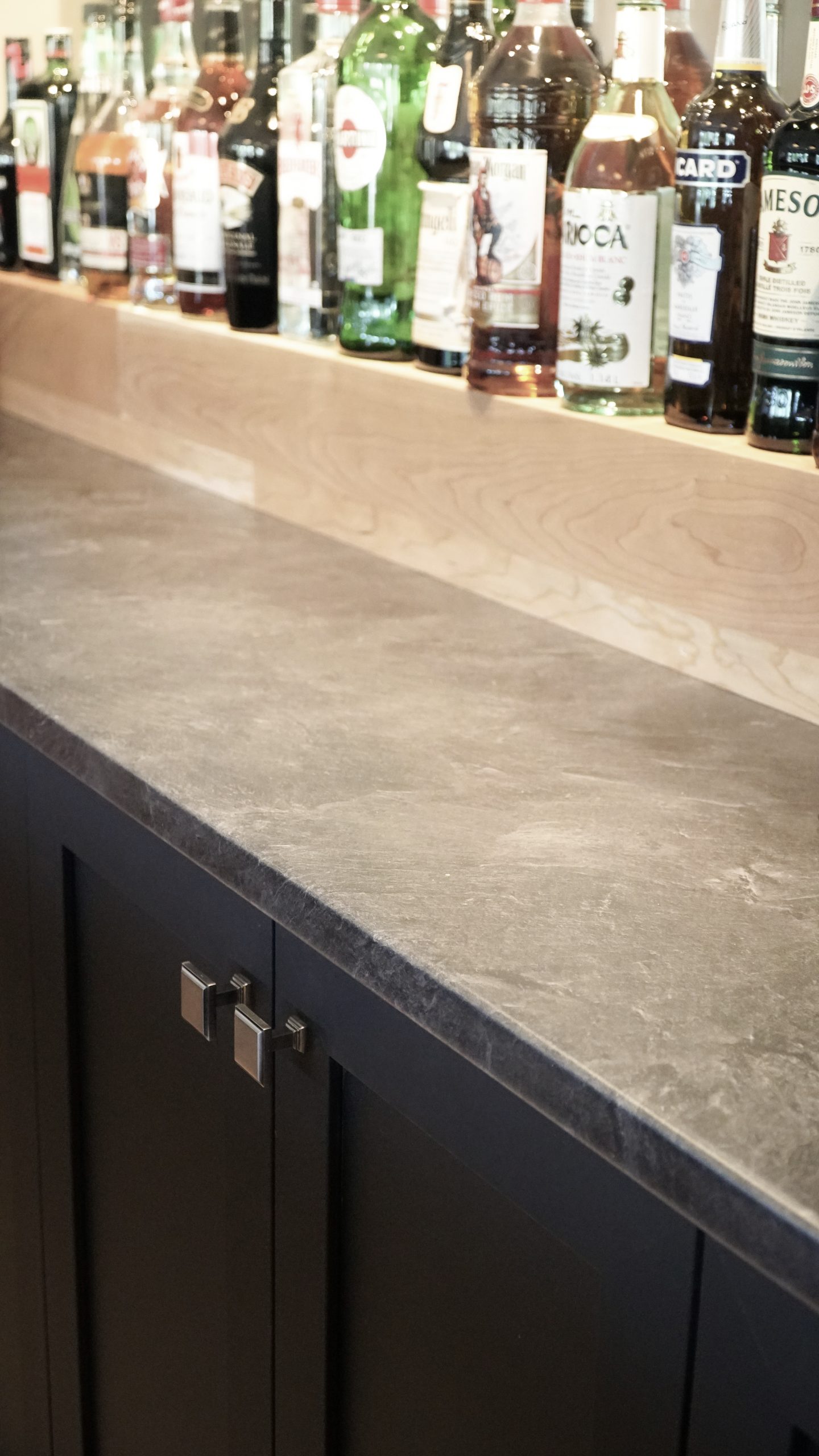 maille_atelier_collaboratif_motel_l'abri_carleton_sur_mer_mobilier_accueil_bar